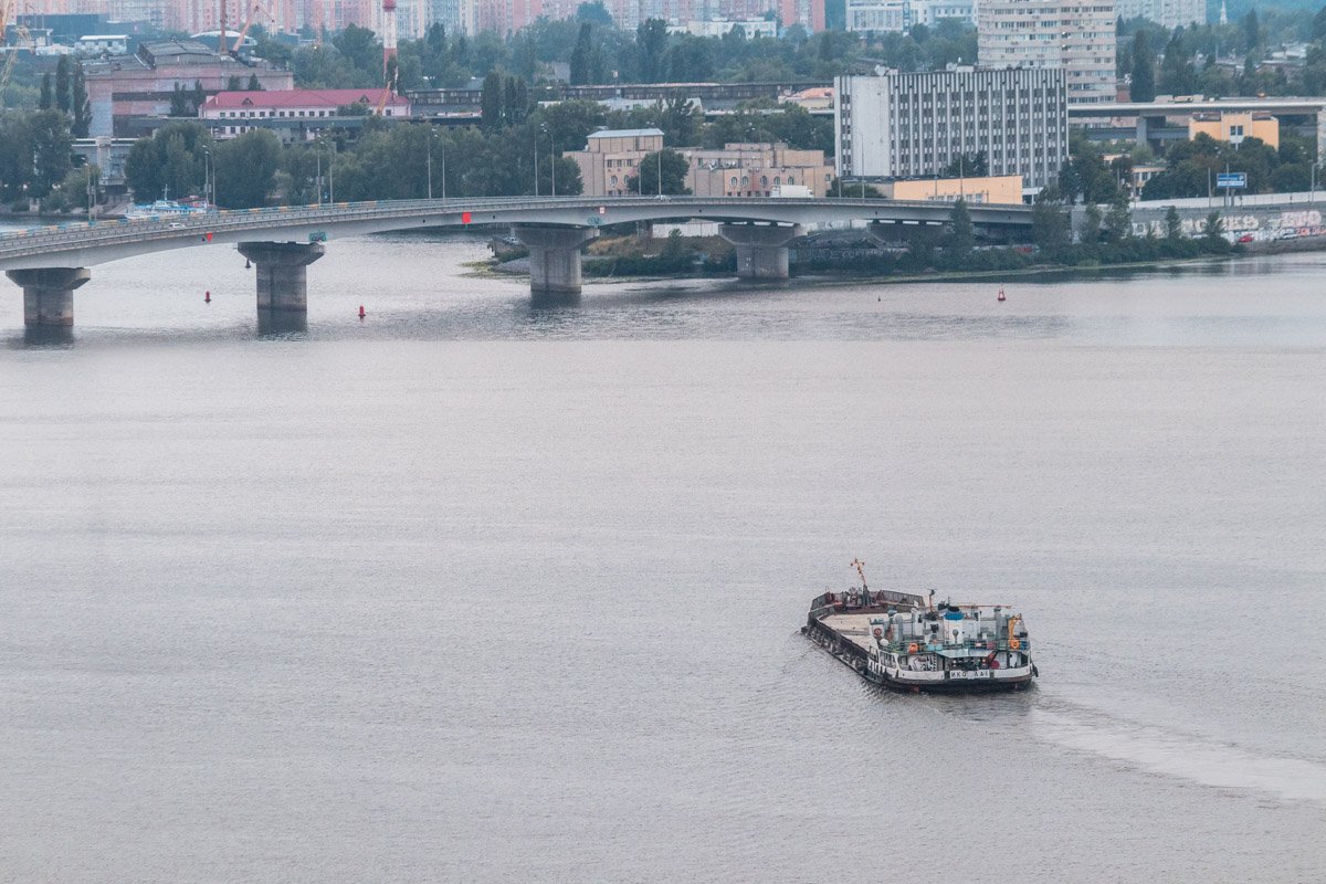 Кому сон, а кому с утра пораньше и заплыв на барже по Днепру