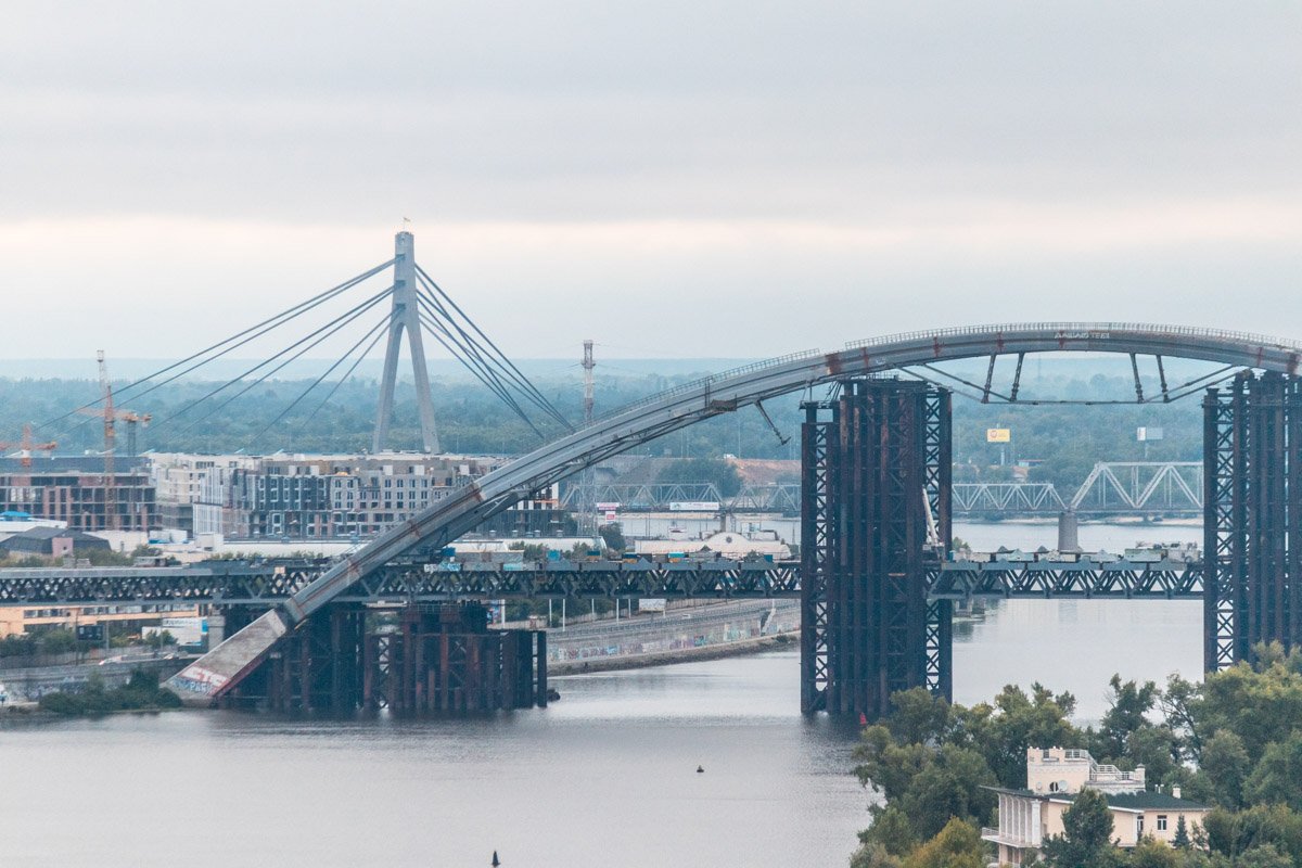 Монументальные мосты раскинулись по берегам столицы и видят каждый рассвет