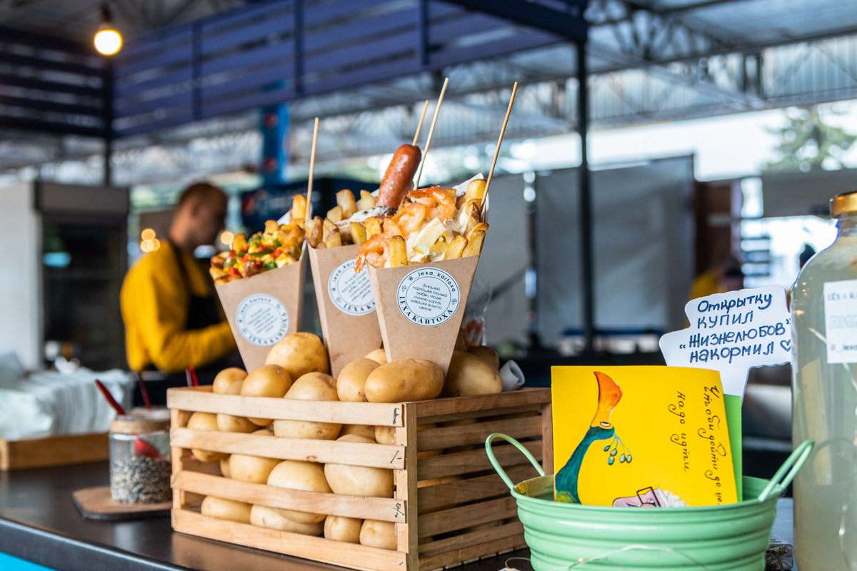 Попробуйте "необычную" картошку-фри с разными соусами на любой вкус 