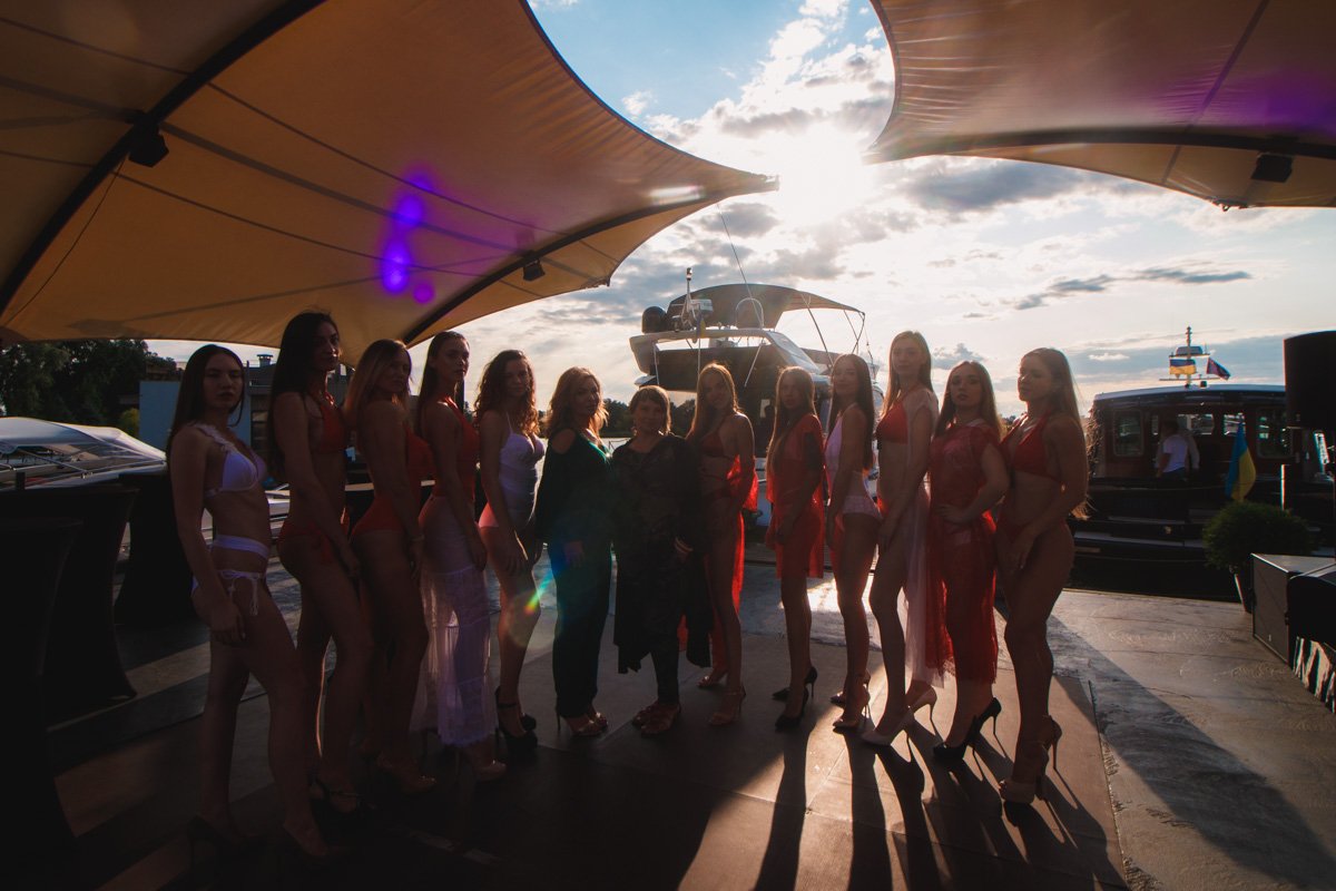 Дизайнерский бренд одежды “Lilu&Krushani” создавал на мероприятии круизную атмосферу Дизайнерский бренд одежды “Lilu&Krushani” создавал на мероприятии круизную атмосферу