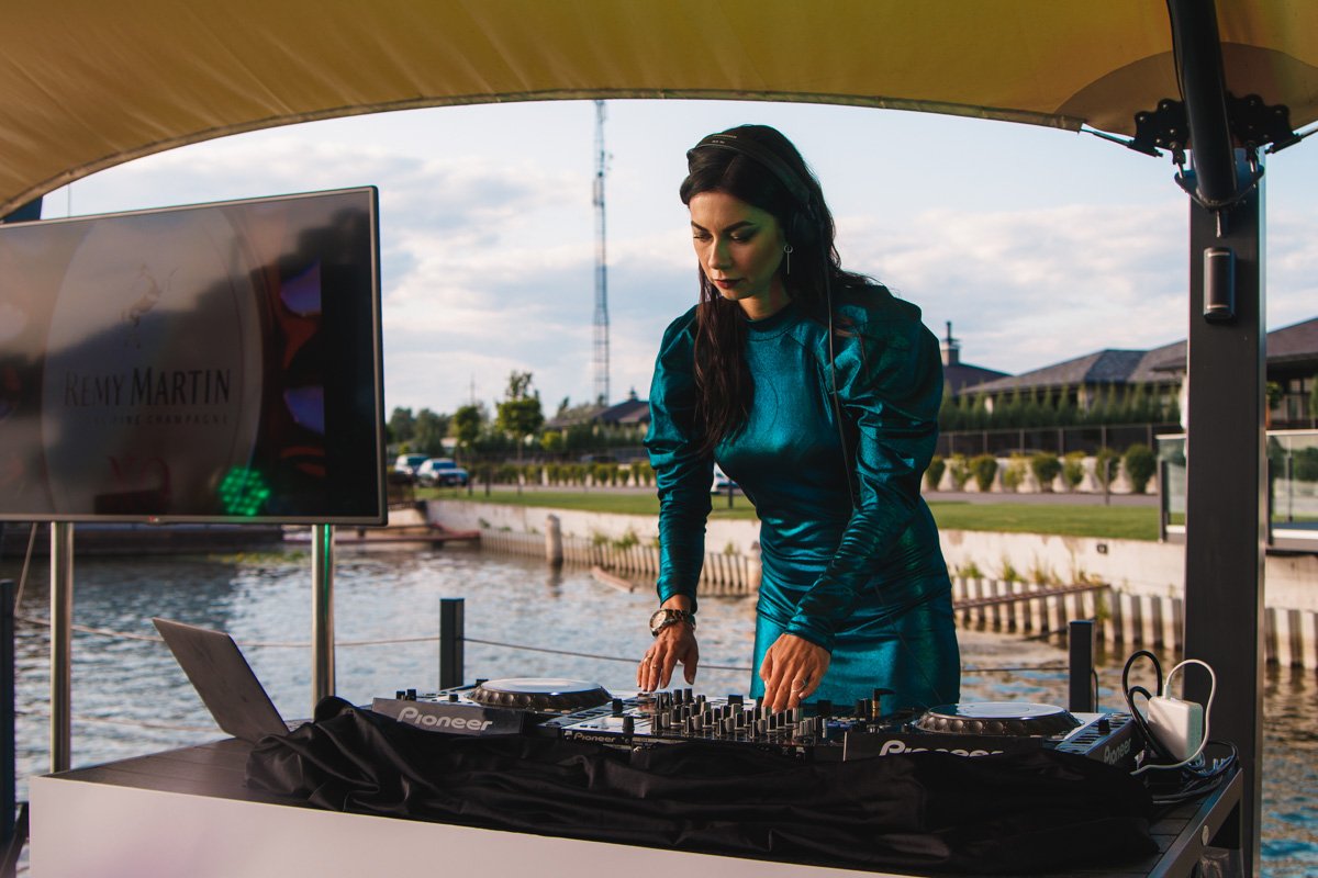 Ведущей мероприятия выступила Полина Логунова, которая также сыграла авторский DJ-set Ведущей мероприятия выступила Полина Логунова, которая также сыграла авторский DJ-set