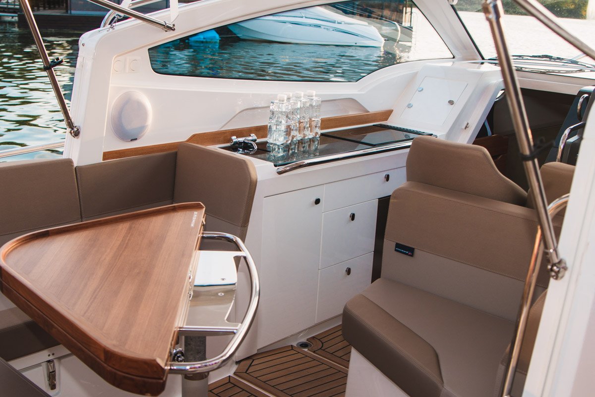 Еще одним участником презентации стала яхта Princess - воплощение традиций английского кораблестроения Еще одним участником презентации стала яхта Princess - воплощение традиций английского кораблестроения