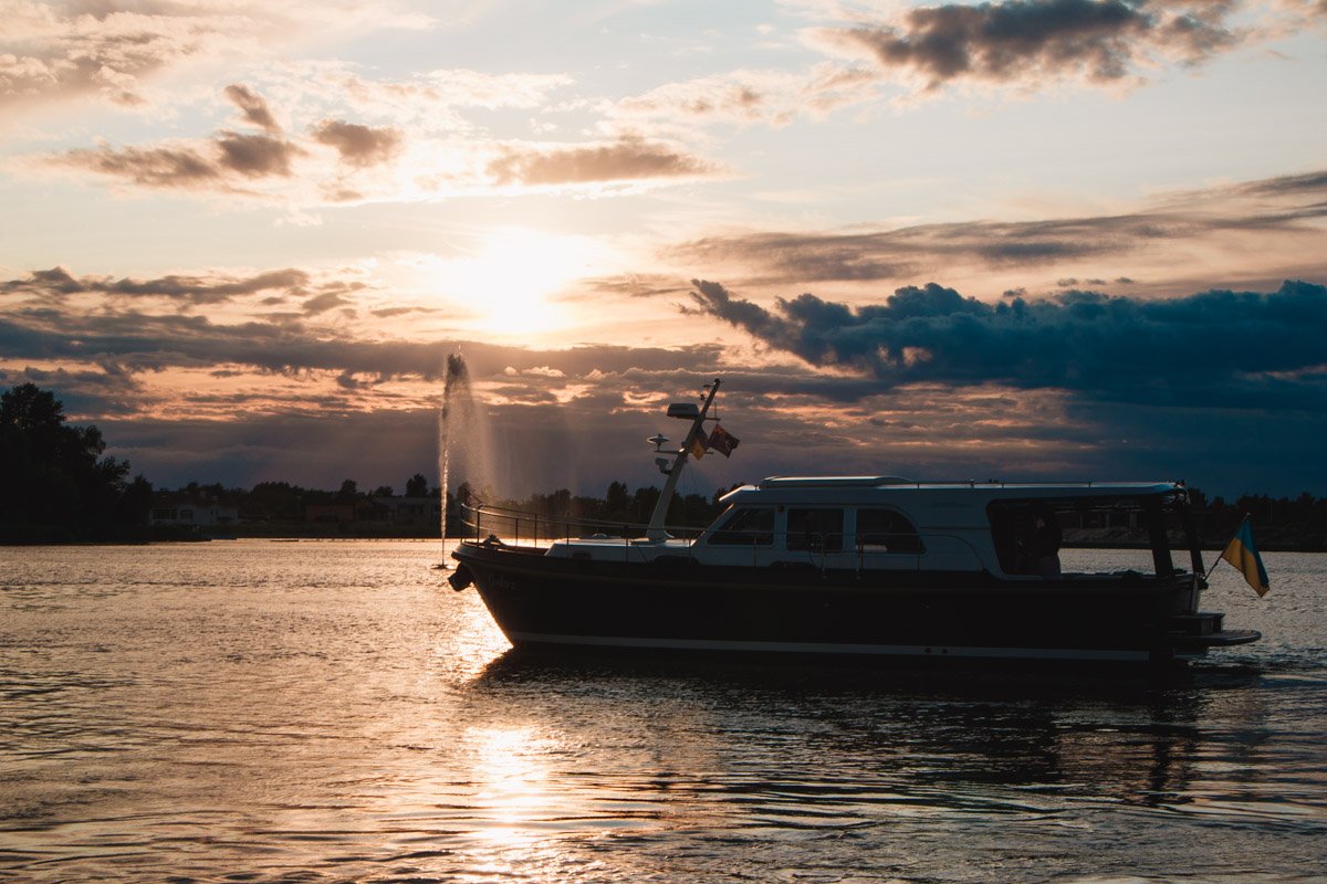 Главными героями перфоманса на воде выступили новые модели яхт: Linssen 40 Sedan, Nimbus W9 и Galeon 460 FLY Главными героями перфоманса на воде выступили новые модели яхт: Linssen 40 Sedan, Nimbus W9 и Galeon 460 FLY