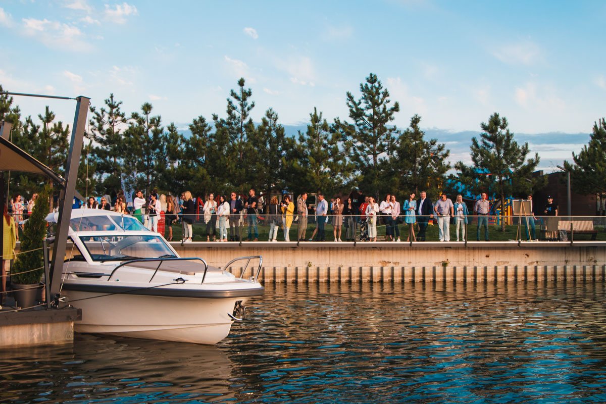 Набережная загородного комплекса Riviera Zoloche Resort&Spa превратилась в импровизированный партер Набережная загородного комплекса Riviera Zoloche Resort&Spa превратилась в импровизированный партер