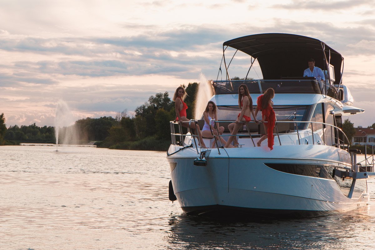 Модели прибыли на вечеринку на борту яхт Модели прибыли на вечеринку на борту яхт