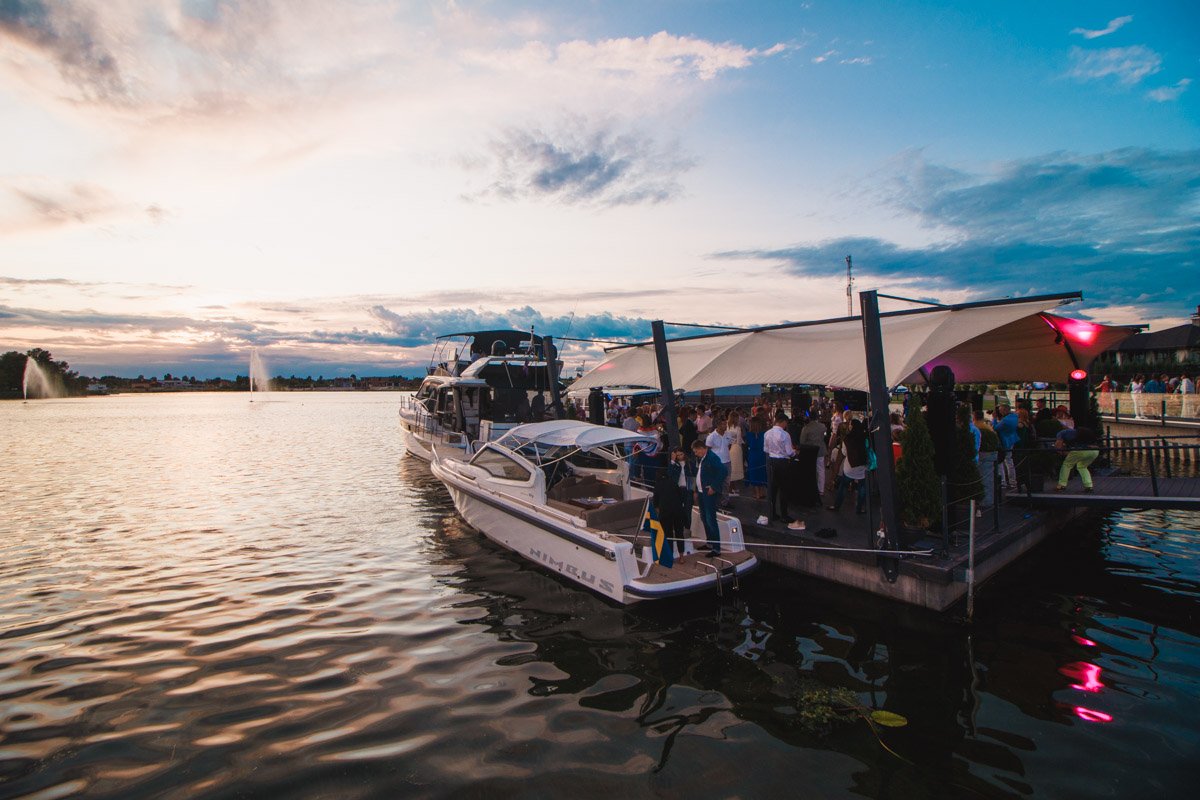 Сценой для дефиле яхт выступила акватория живописных разливов Днепра Сценой для дефиле яхт выступила акватория живописных разливов Днепра