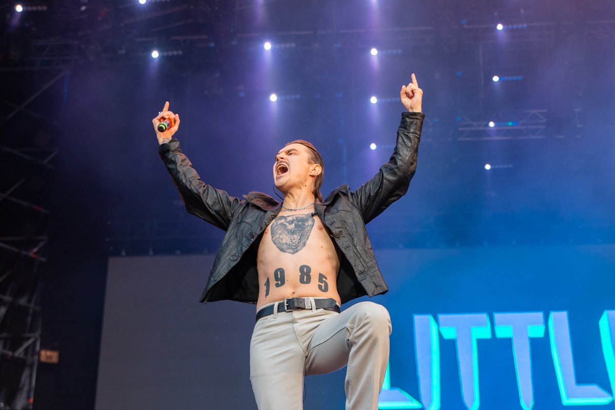 Он, конечно, умеет держать контакт с публикой