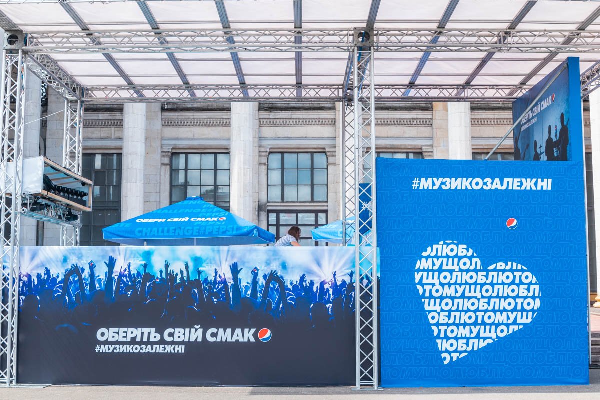 Возле восьмого павильона свой брендвол установила компания Pepsi
