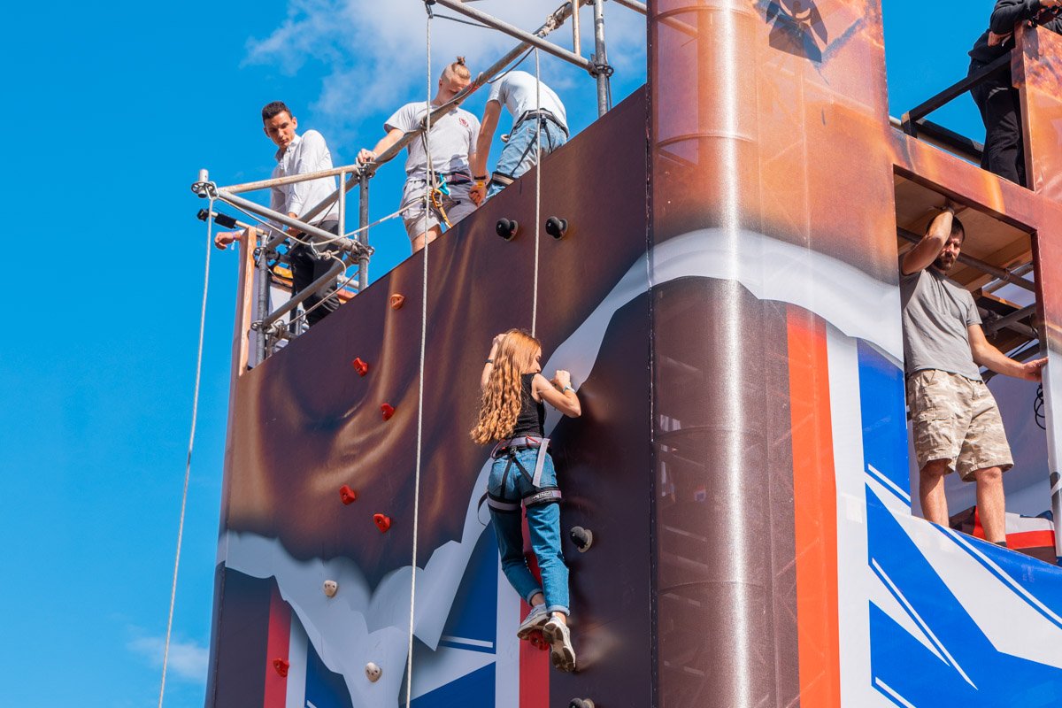 На этой самой экстремальной локации нужно сперва взобраться на 8-метровую стену, разумеется, со страховкой