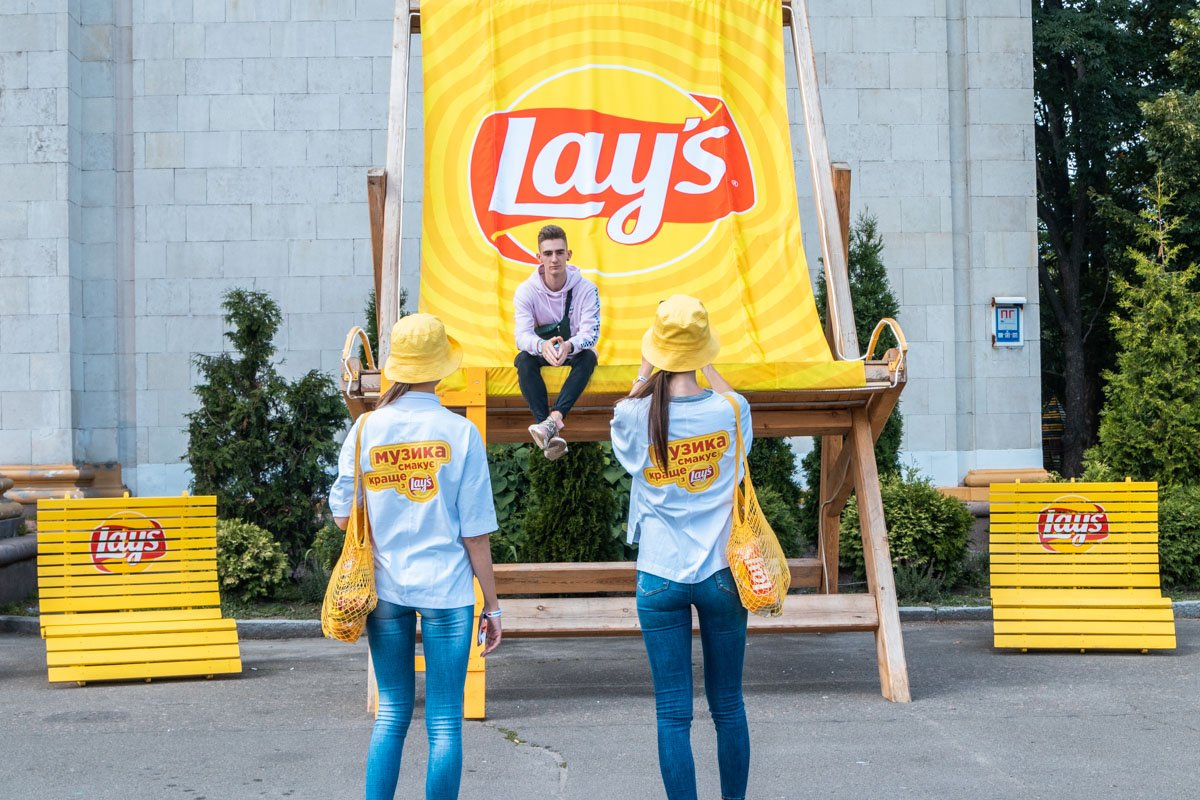 Чтобы занять многометровую очередь, нужно сперва сделать фотографию в огромном стуле на главной площади ВДНГ