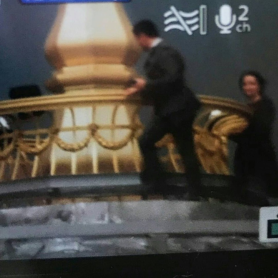 Кто-то гуляет по паркам, а кто-то по куполу Верховной Рады Кто-то гуляет по паркам, а кто-то по куполу Верховной Рады