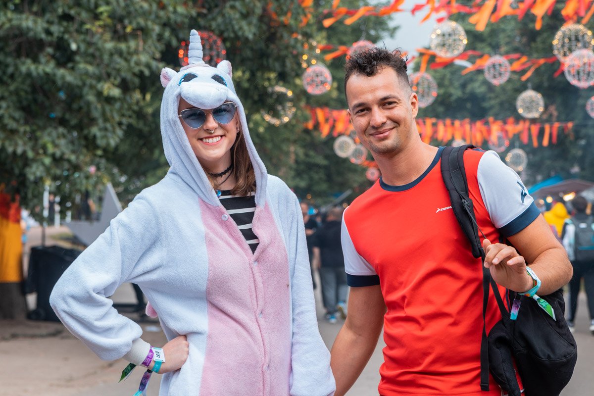 Вот вам совет фотографа - чем странней ты одет, тем больше шансов попасть в объектив