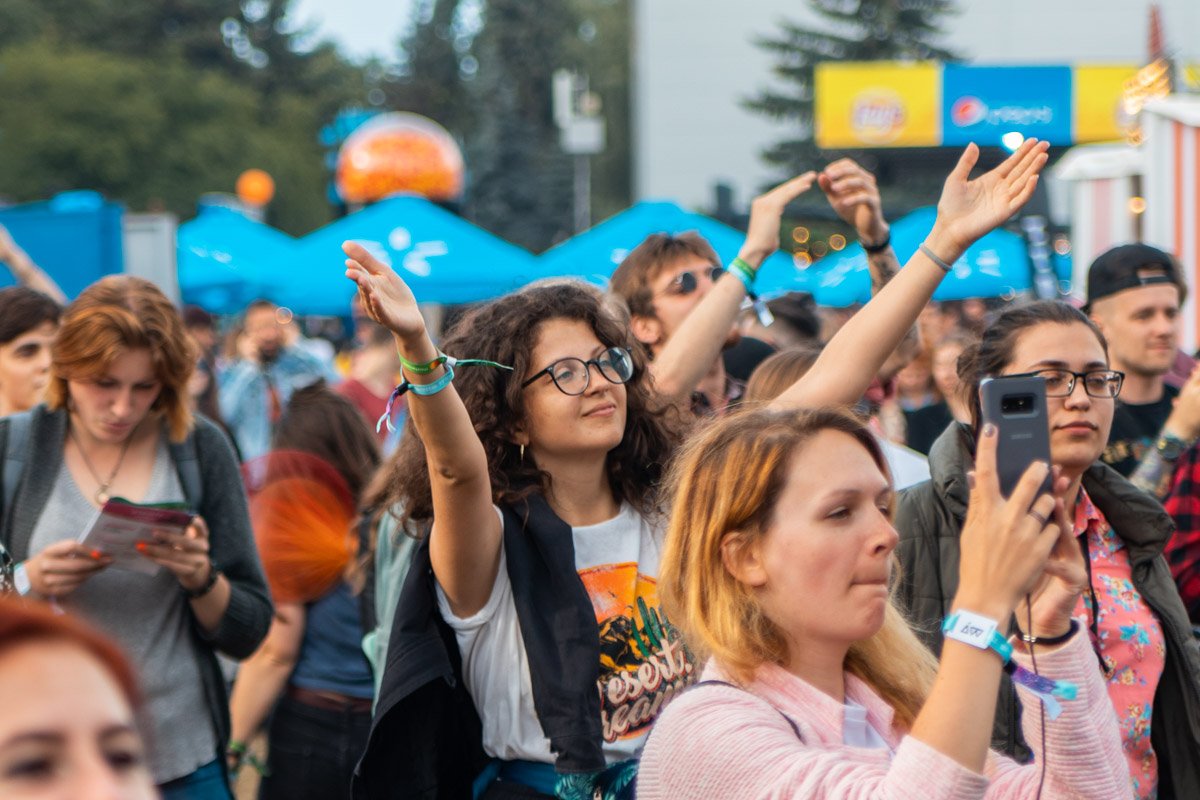 Некоторые люди все еще могут наслаждаться артистом без телефона в руках