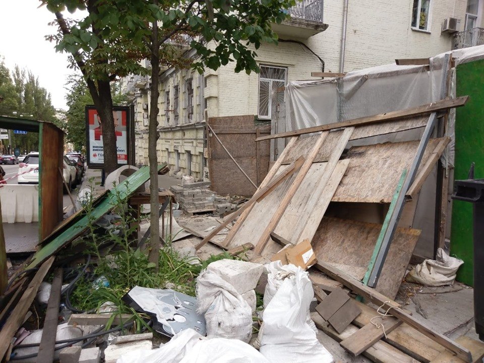 Коммунальщики Киева демонтировали строительный забор по адресу бульвар Тараса Шевченко, 11а Коммунальщики Киева демонтировали строительный забор по адресу бульвар Тараса Шевченко, 11а