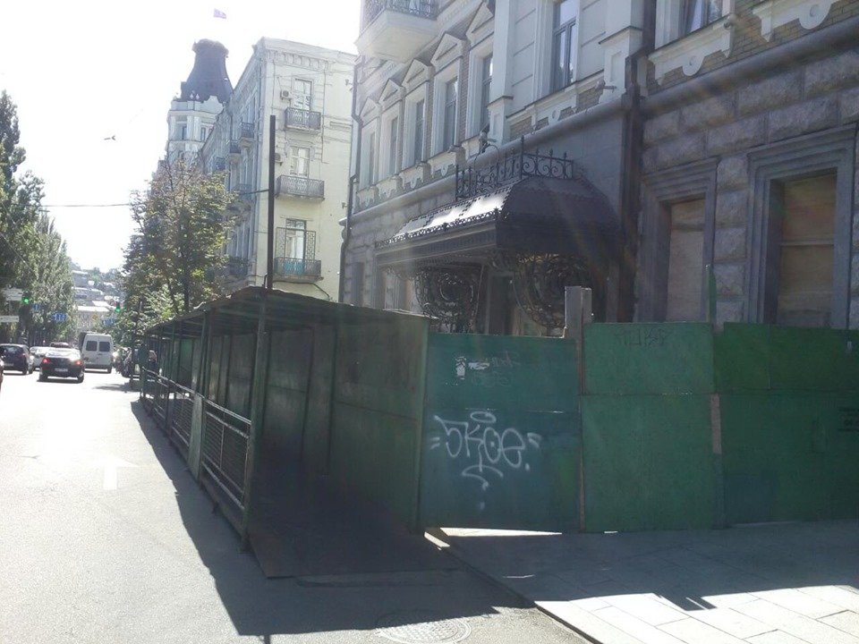 Строительный забор занимал полосу движения общественного транспорта Строительный забор занимал полосу движения общественного транспорта