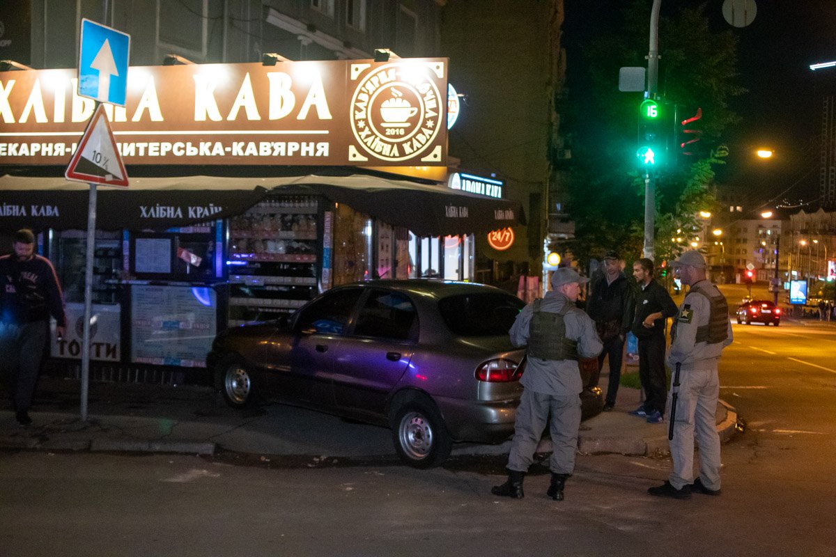 В центре Киева Lanos въехал в ларек с выпечкой 