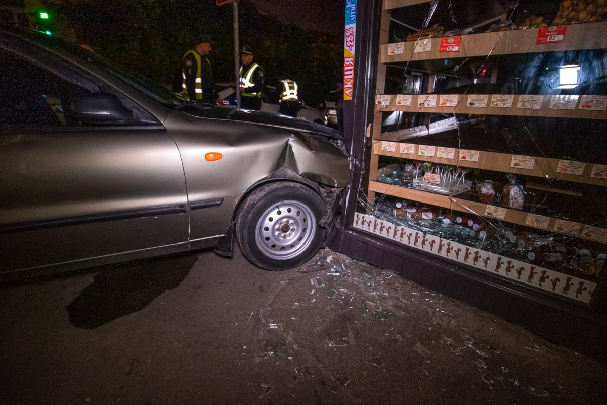 Предположительно, машина не стояла на ручнике и скотилась вниз по улице