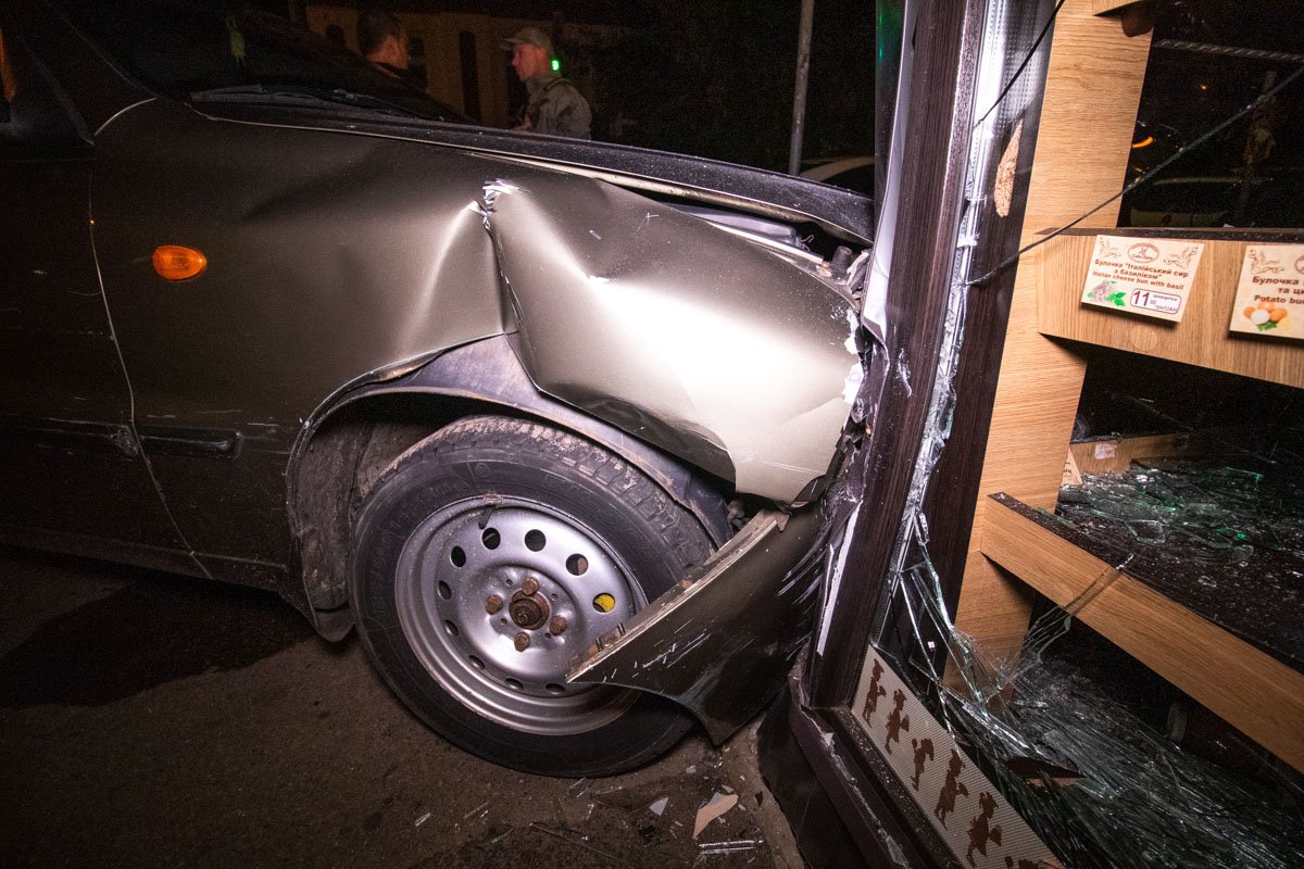 У авто смята передняя часть 