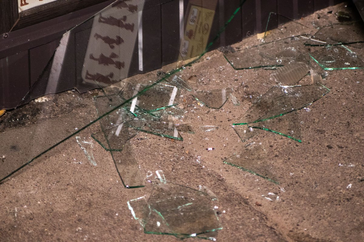 Витрина киоска с выпечкой разбита практически полностью 