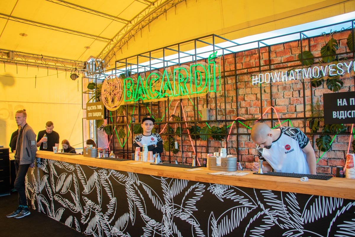 VIP-зона находится возле главной сцены и оборудована специальным баром 