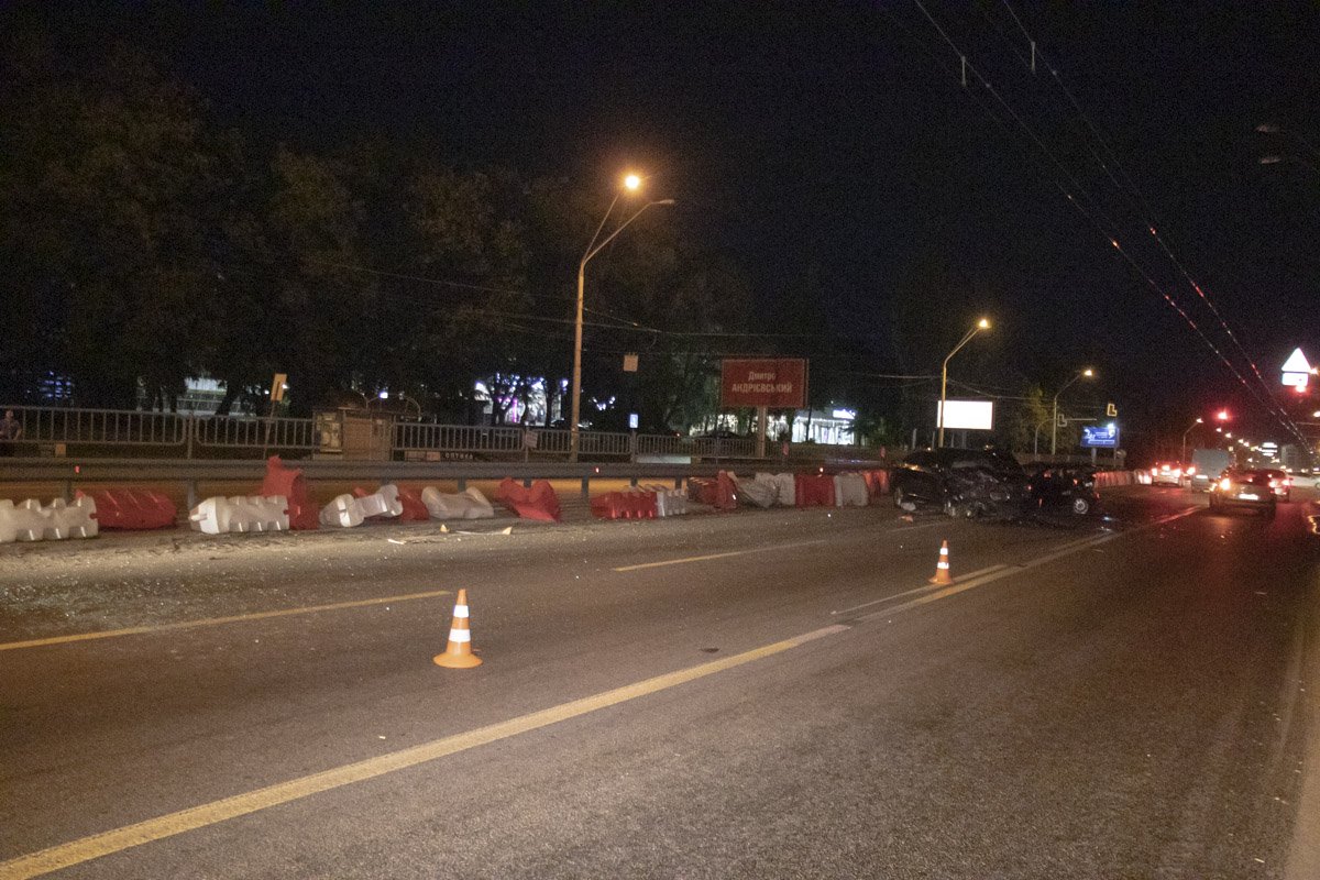 На проспекте Победы на скорости столкнулись Audi и BMW