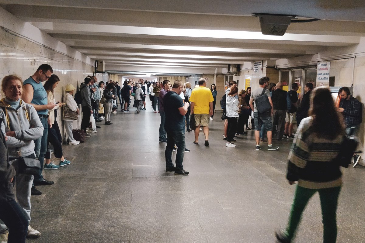 Пассажиры в панике, так как это произошло в час пик, когда многие из них добирались на работу Пассажиры в панике, так как это произошло в час пик, когда многие из них добирались на работу