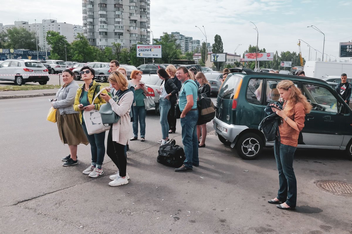 Жители Киева пытаются добраться по своим делам на наземном транспорте Жители Киева пытаются добраться по своим делам на наземном транспорте