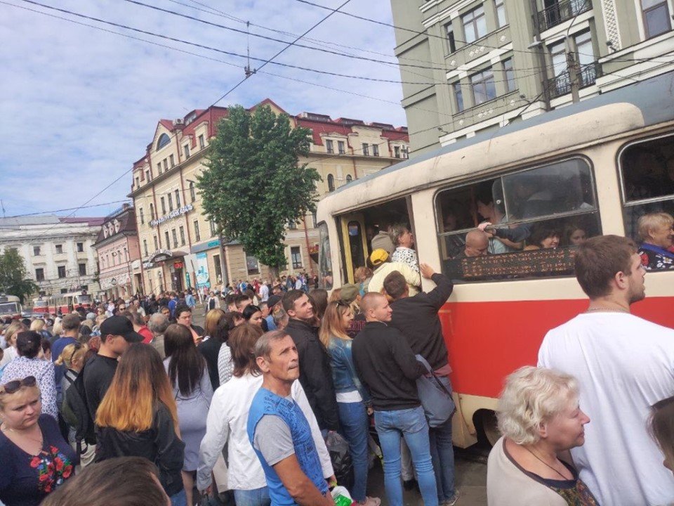 Так, на Контрактовой площади уже образовались огромные очереди на трамваи и маршрутки Так, на Контрактовой площади уже образовались огромные очереди на трамваи и маршрутки