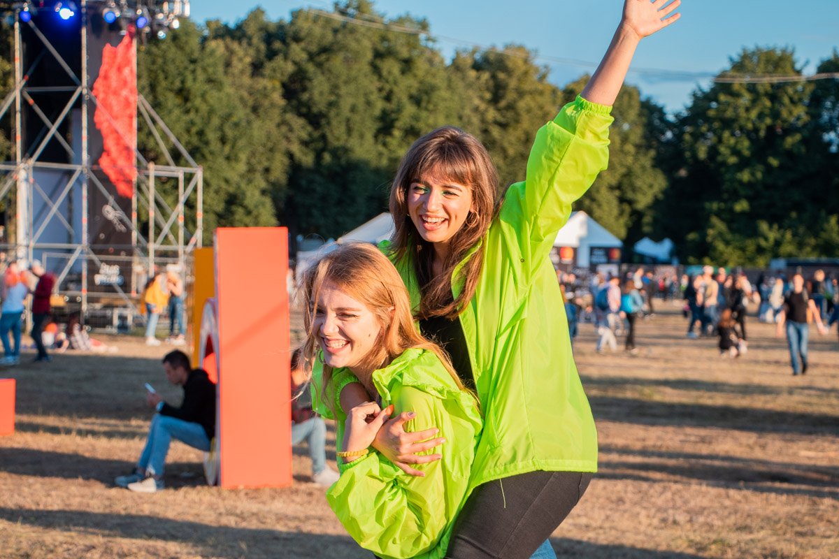 Дождевики яркие - как настроение фестивальщиков 