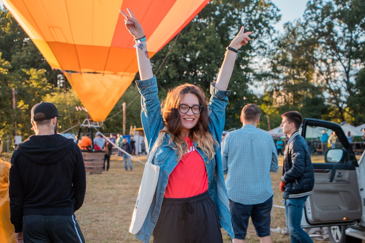 А сфоткайте на фоне шара!