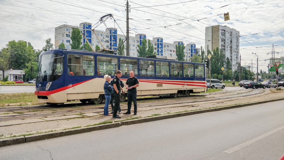 Совершая посадку пассажиров, состав начал движение назад и в это время из задней двери выпала пожилая женщина