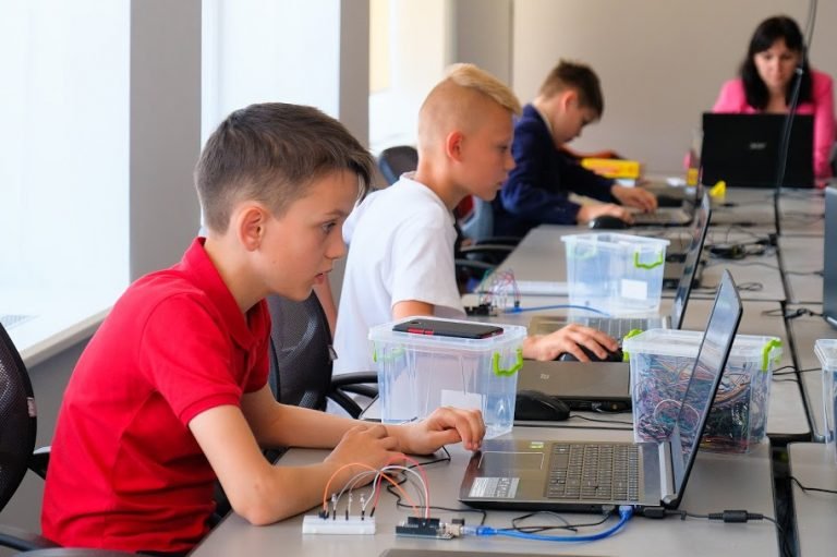 Кто в Украине учит детей собирать ракеты и как за год построить восемь школ робототехники 4