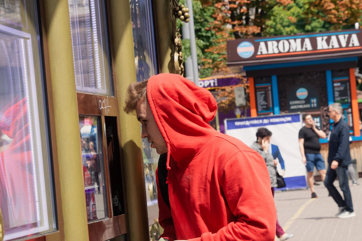 - Пятерной латте, пожалуйста! - Вы хотели сказать - двойной? - Нет. - Пятерной латте, пожалуйста! - Вы хотели сказать - двойной? - Нет.