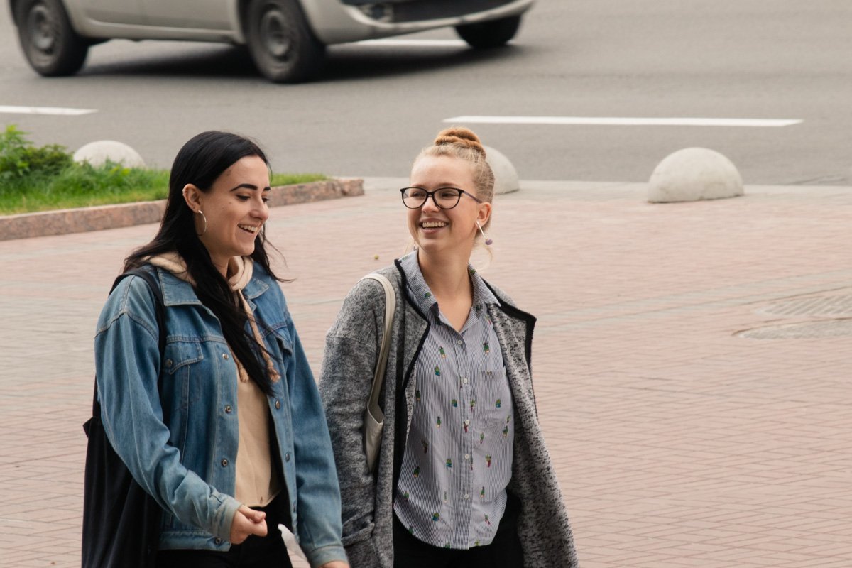 - Делай вид, что ты смеешься, нас фоткают! - Делай вид, что ты смеешься, нас фоткают!