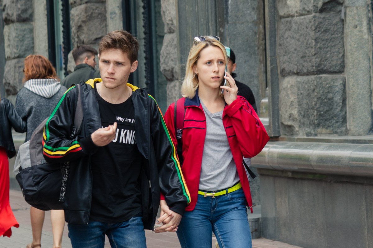 Любовь - это слушать Ее разговор с подружкой уже третий час. Злиться, но держать Ее за руку Любовь - это слушать Ее разговор с подружкой уже третий час. Злиться, но держать Ее за руку