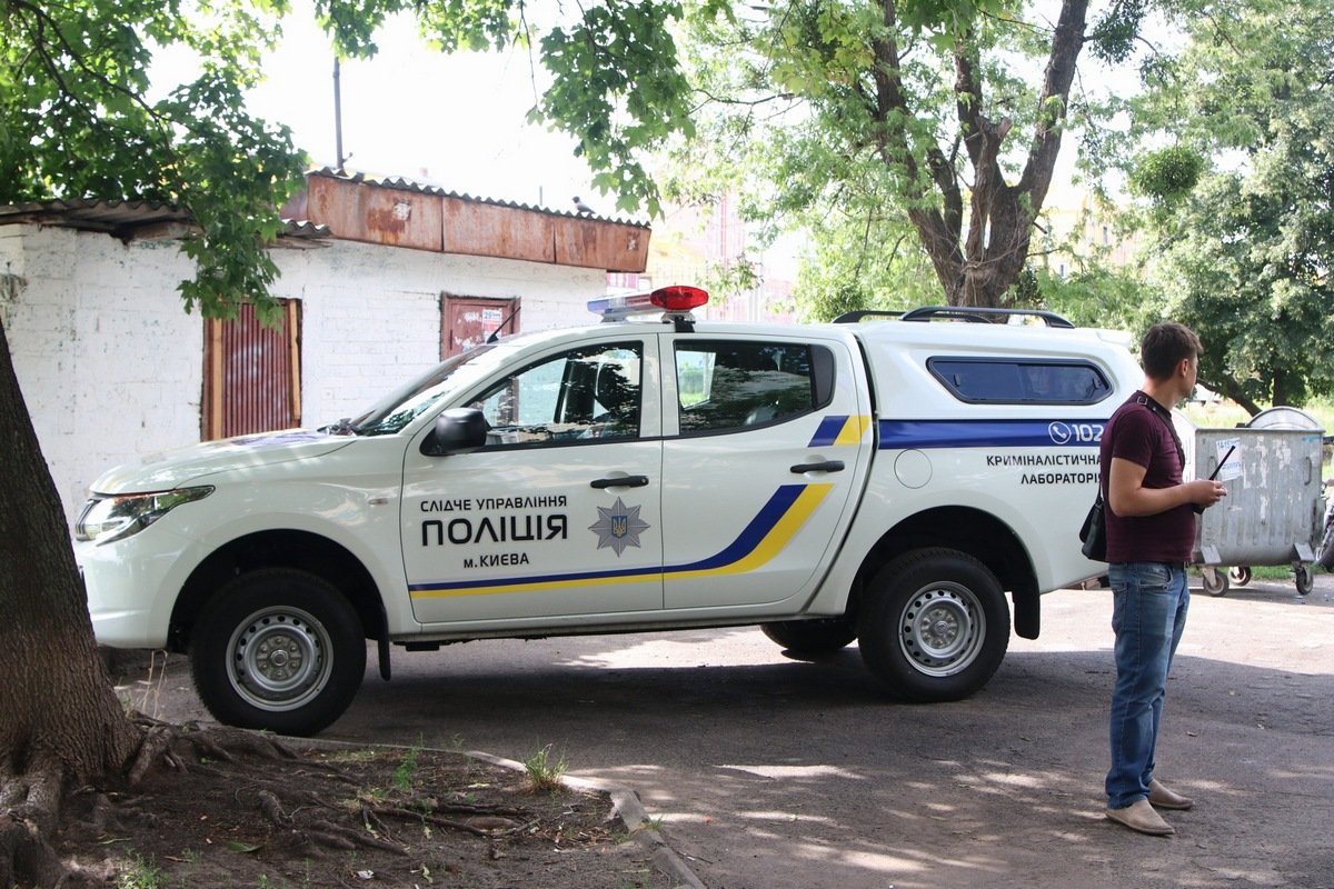 Ударив ее ножом он сбежал