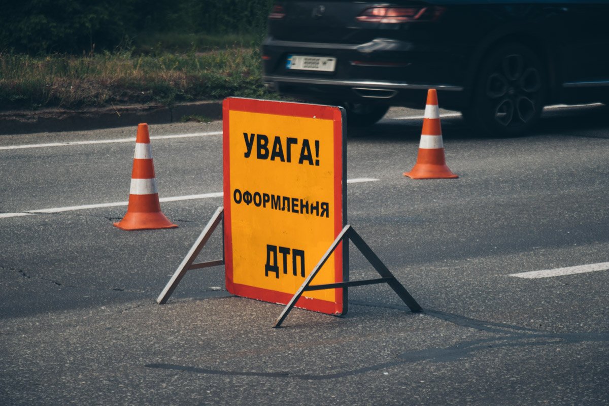 В Киеве на Броварском проспекте произошла авария с участием фуры Scania и «Богдана» с пассажирами в салоне В Киеве на Броварском проспекте произошла авария с участием фуры Scania и «Богдана» с пассажирами в салоне