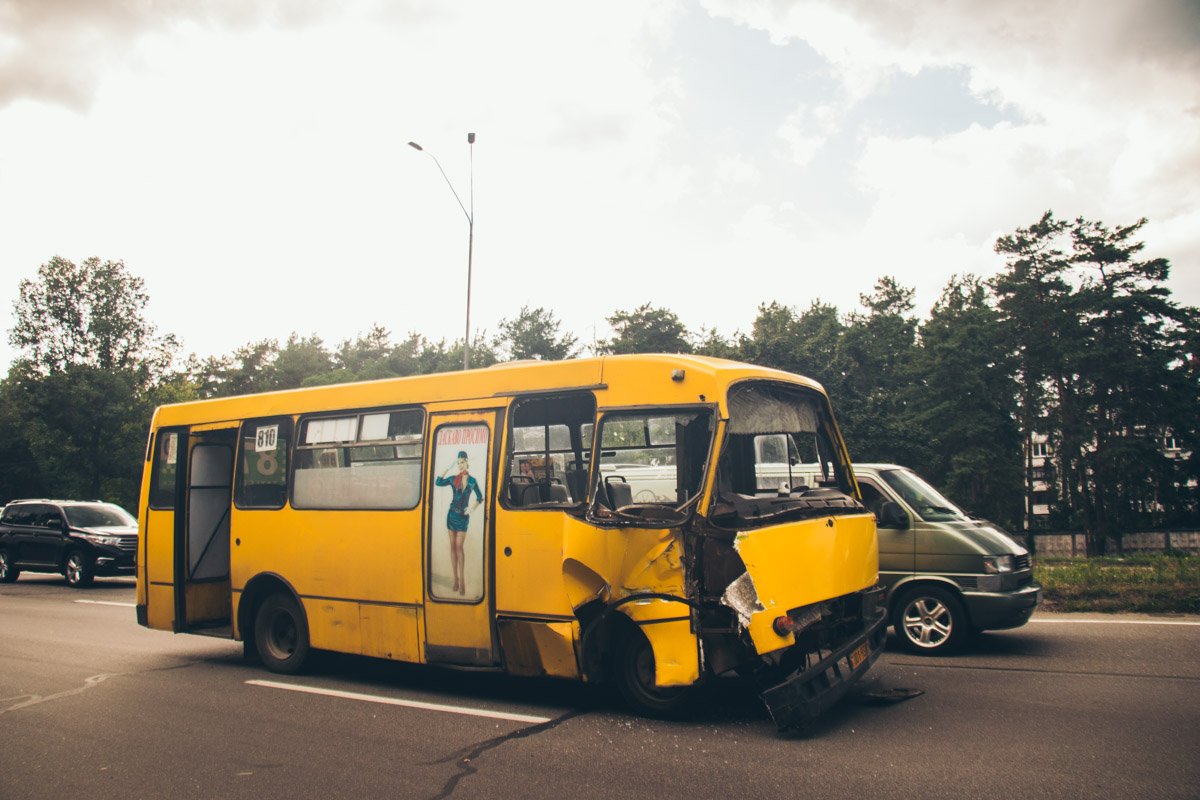 Он внезапно почувствовал удар, после чего увидел, как «Богдан» с полностью разбитой передней частью протянуло на 30-40 метров вперед Он внезапно почувствовал удар, после чего увидел, как «Богдан» с полностью разбитой передней частью протянуло на 30-40 метров вперед