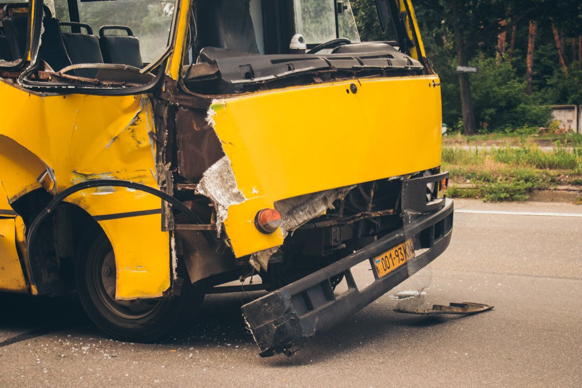 Одну из пассажирок маршрутного такси зажало между передними сидениями Одну из пассажирок маршрутного такси зажало между передними сидениями