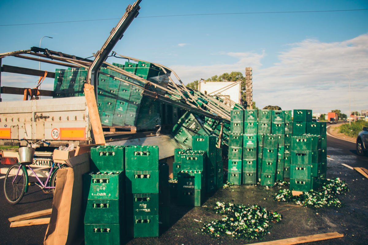 Под Киевом на Бориспольской трассе во время движения фуры из ее прицепа прямо на проезжую часть высыпались десятки ящиков с пивом 