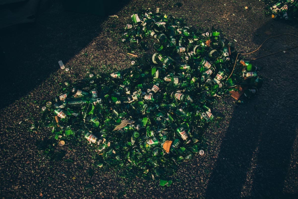 Большая часть бутылок с хмельным напитком разбились вдребезги