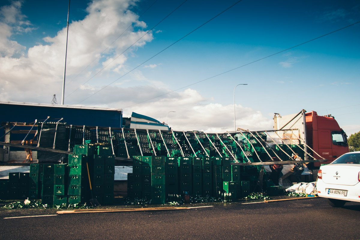 По словам водителя фуры, он ехал из Киева в Харьков и во время поворота из прицепа стали сыпаться бутылки