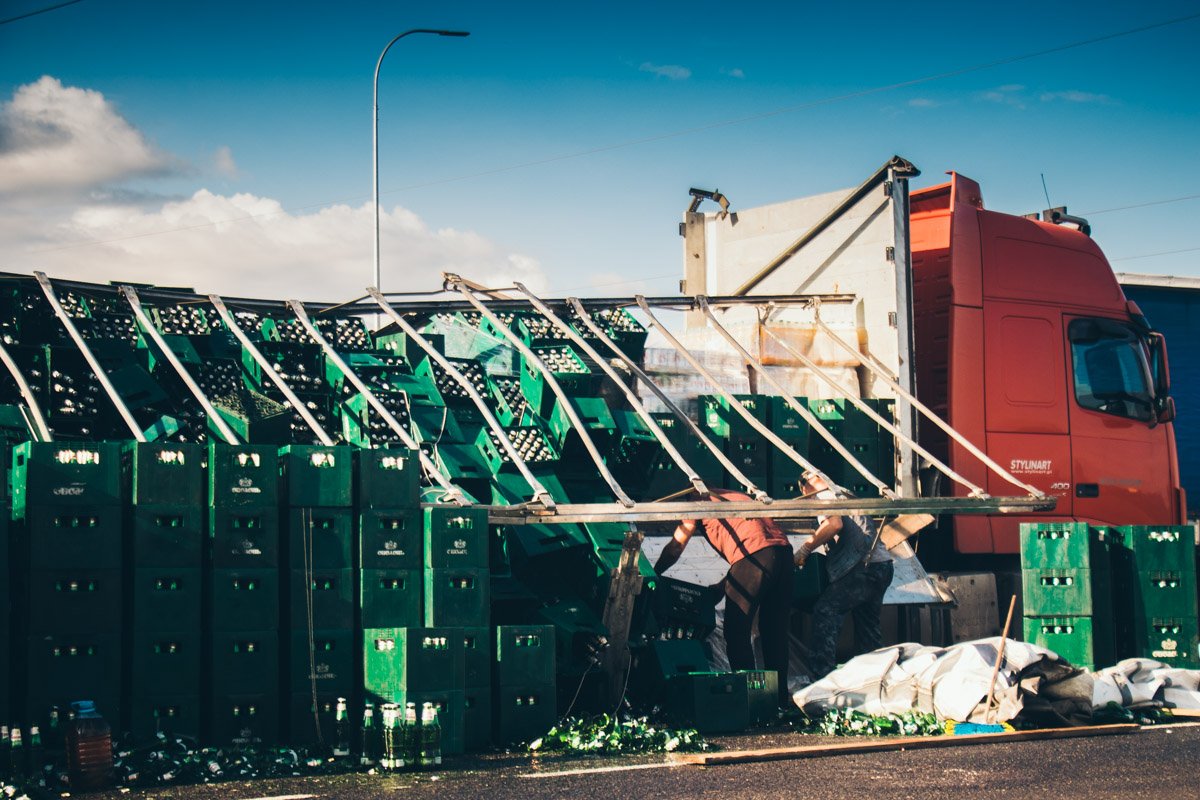 Мужчина, который был за рулем, не слишком активно шел на разговор, так как был не в настроении, ведь переживает, что ответственность повесят на него