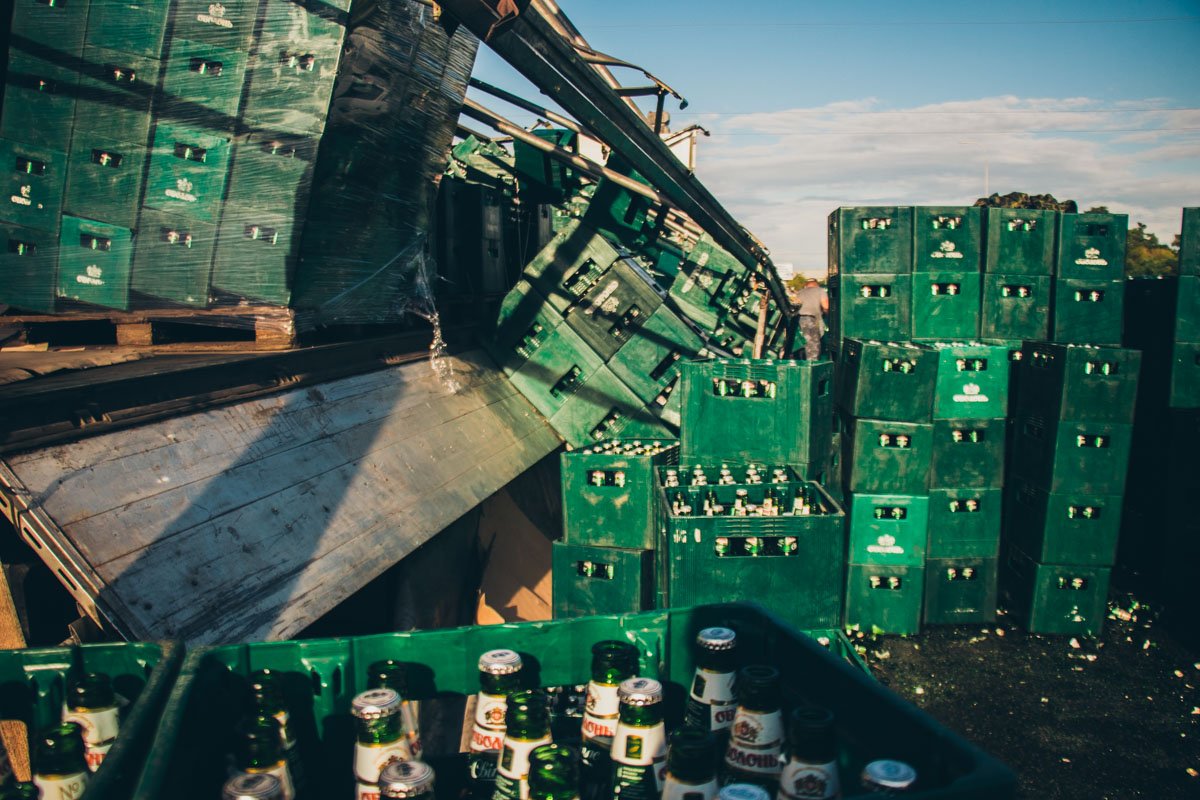 Пиво в буквальном смысле укрыло дорогу, а в воздухе парил хмельной запах