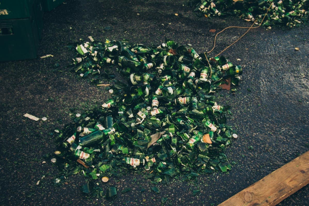 Автомобилисты, проезжающие мимо, смотрели в окна с бешеными взглядами, кто-то смеялся, а кто-то облизывался