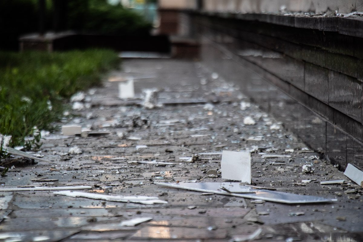 Все в окрестности усеяно осколками от разбитой вывески и стены здания Все в окрестности усеяно осколками от разбитой вывески и стены здания