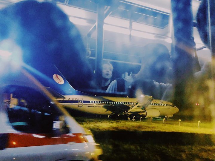 Пилот успел затормозить и избежать серьезных повреждений самолета, но все равно помял фонари на ВПП