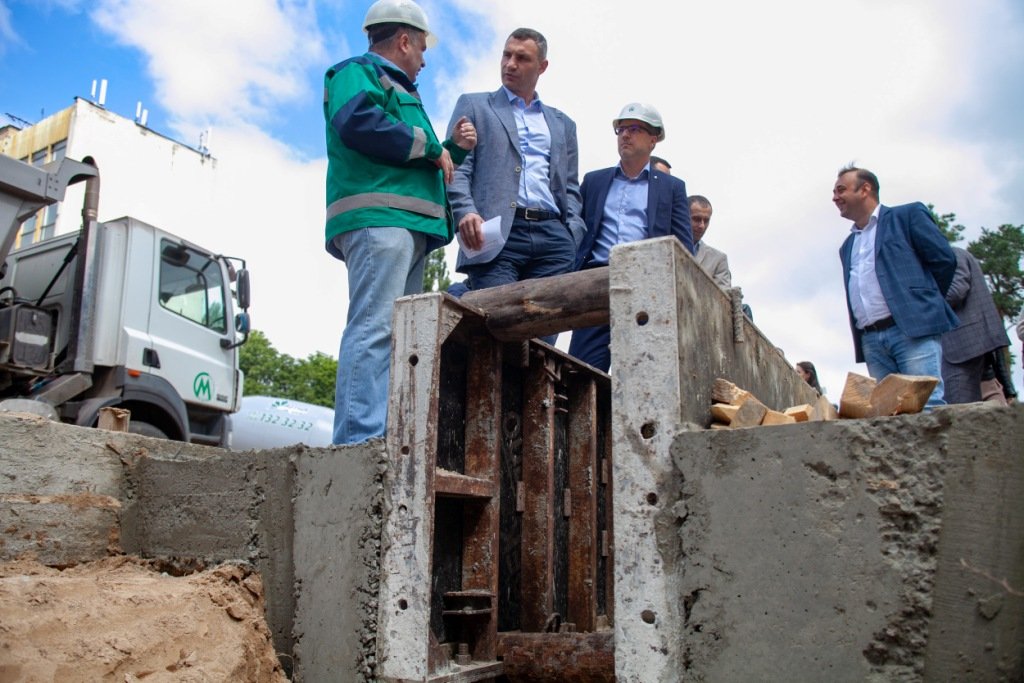 В данный момент рабочие готовят участок к установке щита, диаметр которого - шесть метров