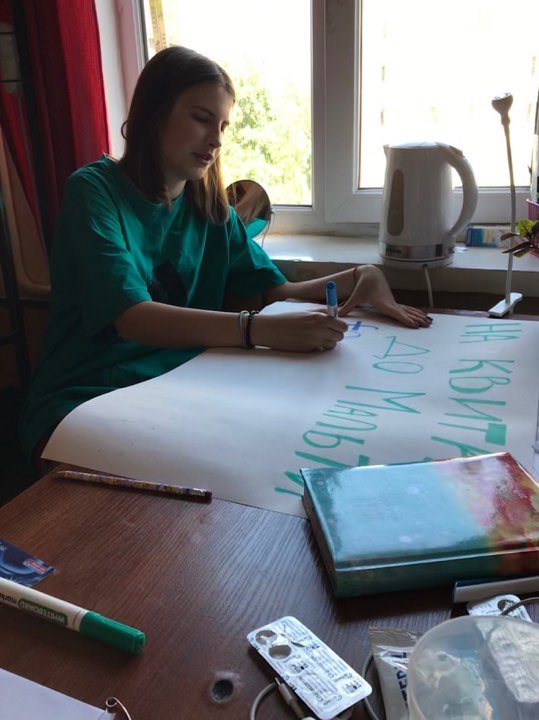 Девушки решили, что хотят на море, но поняли, что денег нет, так возникла идея