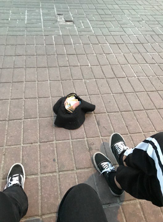 Им даже помогали бездомные, один из которых кинул гривну